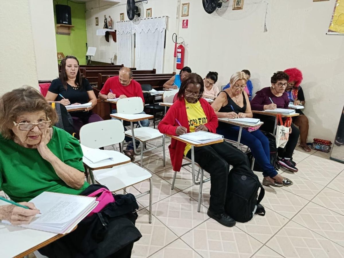Educandas e educandos do MOVA estudando em sala