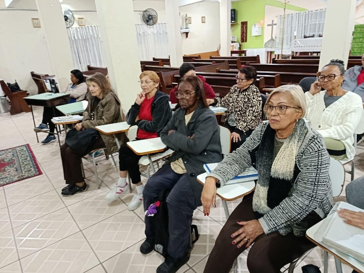 Educandos do MOVA em sala de aula numa comunidade do Jd. Sapopemba